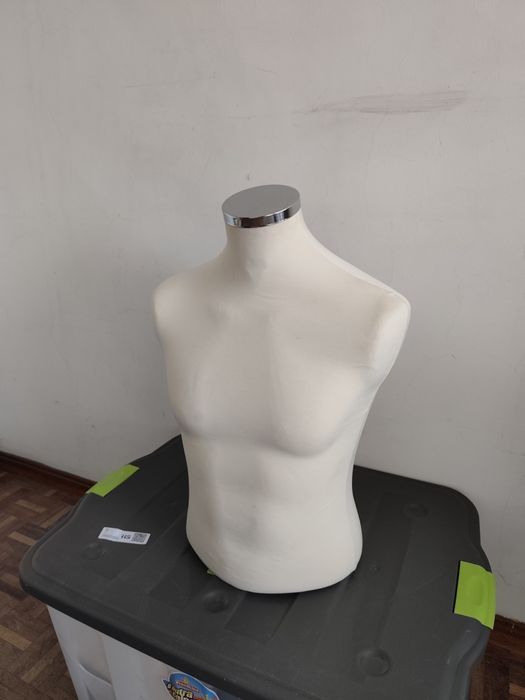 Busto de homem em tecido