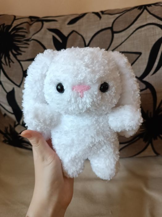 В'язана іграшка пухнастий зайчик