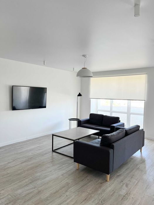 Продам простору квартиру-студію з панорамним виглядом по Коновальця