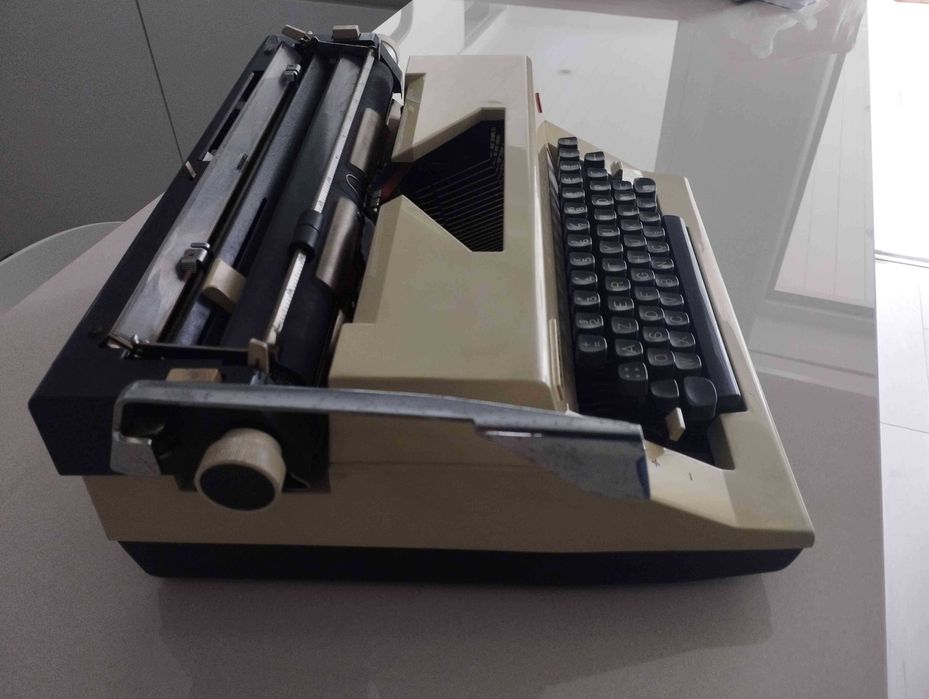 Máquina de escrever Olympia Internacional