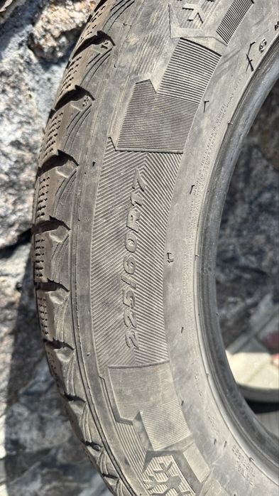 Резина шина колесо зимнє зима Roadstone Winguard Ice 225/60 r17