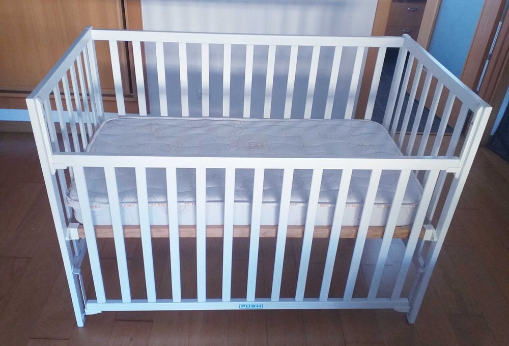 Cama e mesa cabeceira azul IKEA e Zippy branca criança