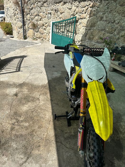 Suzuki RM-z super Mota para o mato e pista