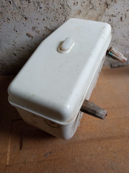 Унитаз со сливным бачком.