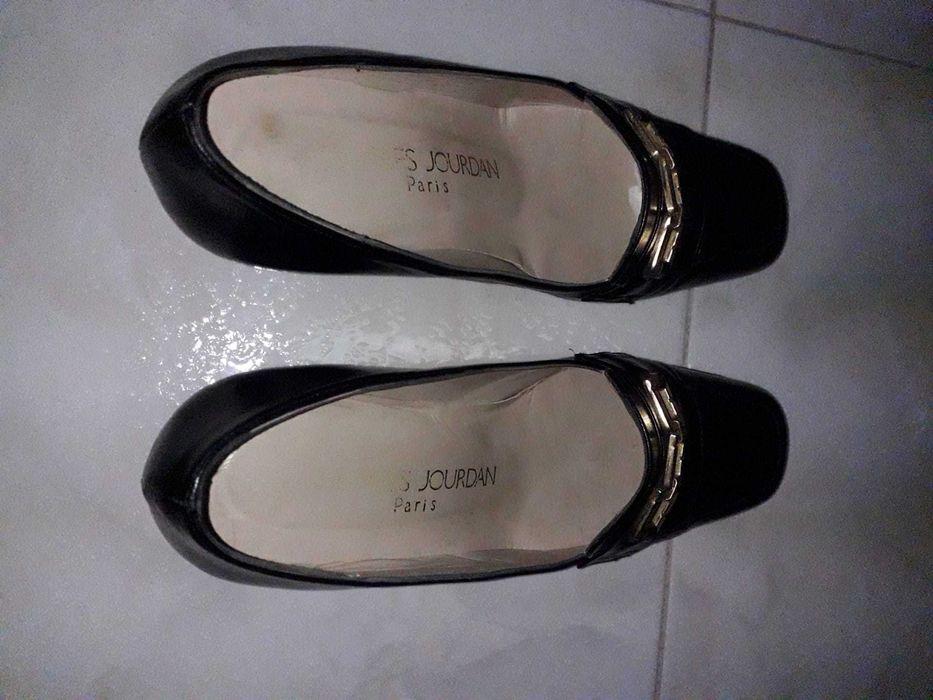 Sapatos Charles Jourdan tamanho 35