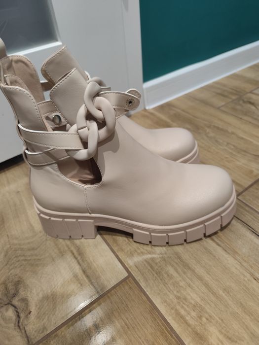 Botki z łańcuchem beżowe wiosna 41