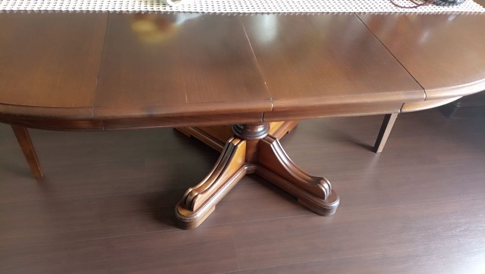 Mesa extensível e cadeiras com tampo em pele