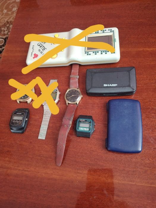 Старі годинники, калькулятри, тетріс, радянські чорнильні ручки