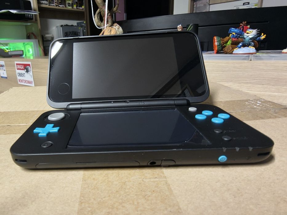 Konsola New Nintendo 2ds XL czarno-niebieska.