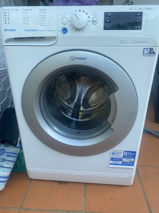 Máquina de lavar roupa avariada.