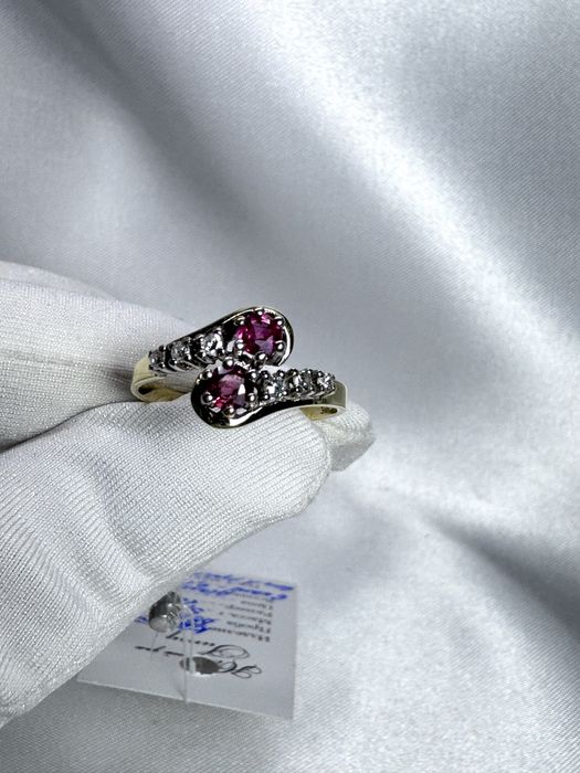 Золота каблучка з діамантами та рубінами