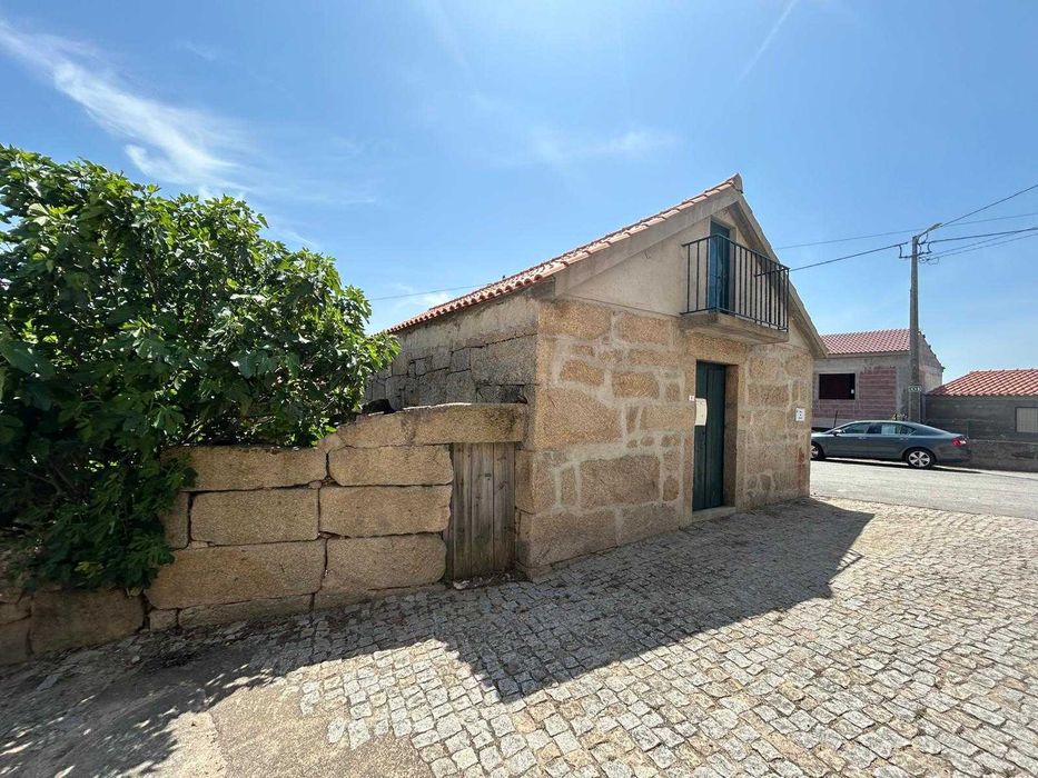 Vende‑se Palheiro / Casa em Pedra com Terreno