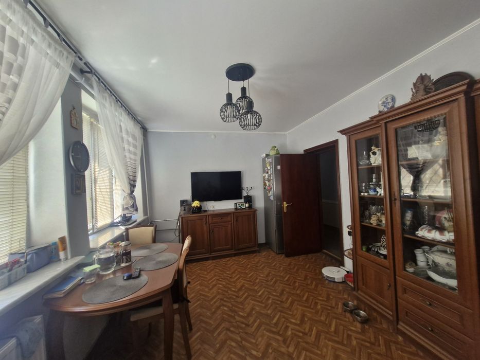 Крепкий жилой дом.