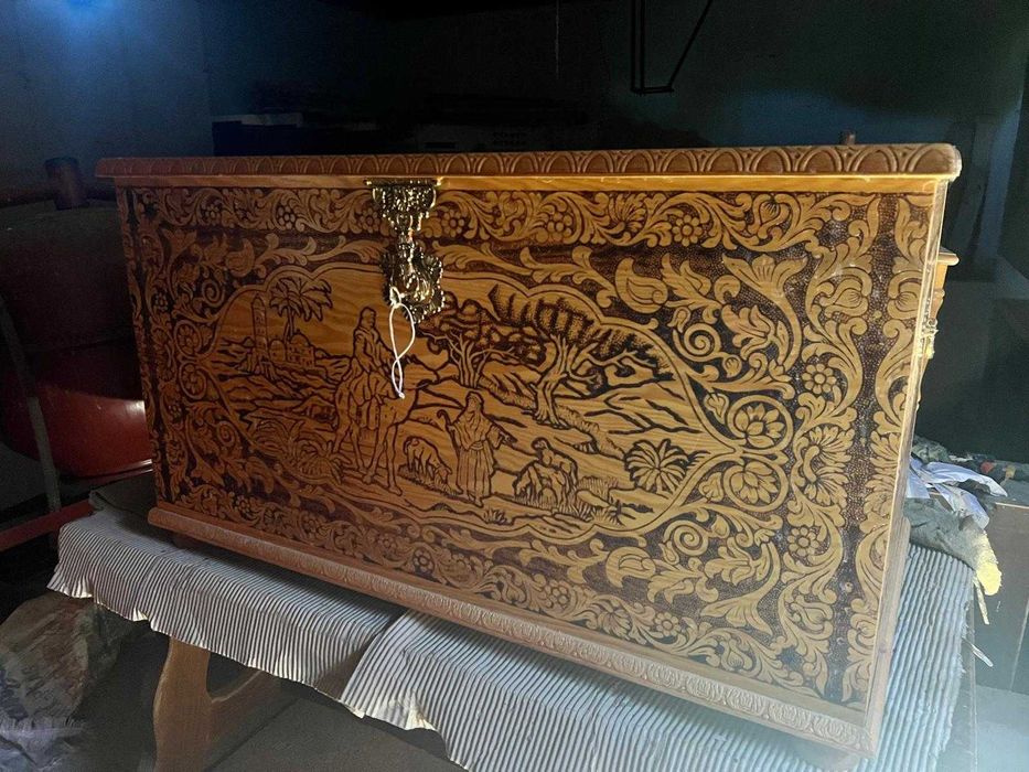 Arca/baú de madeira trabalhada