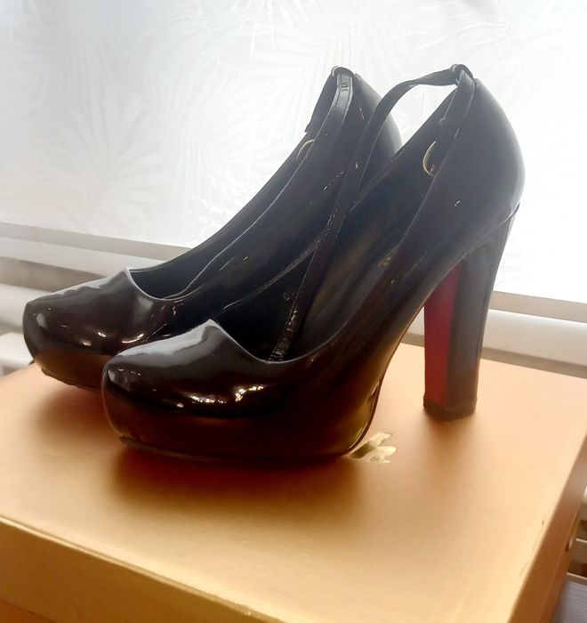 Туфлі жіночі на каблуку чорні лаковані. Высота каблуки 12см.
