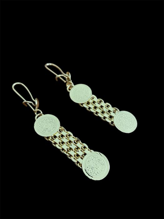 Conjunto de joias dourado com medalhas