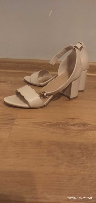 Sandały  kremowe 38