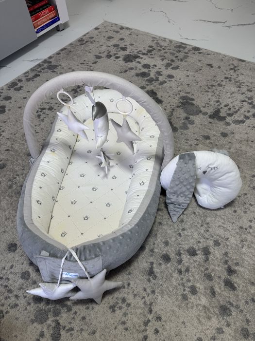 Кокон-гніздечко Premium "Срібні корони" з дугою для іграшок