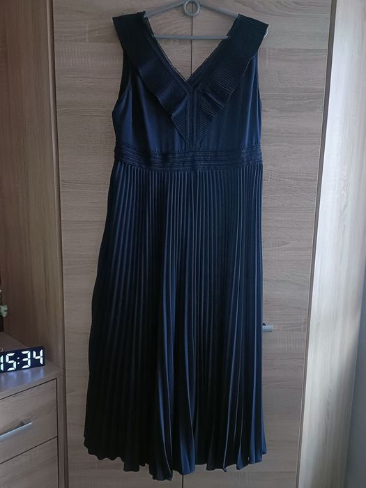 Śliczna elegancka długa plisowana sukienka