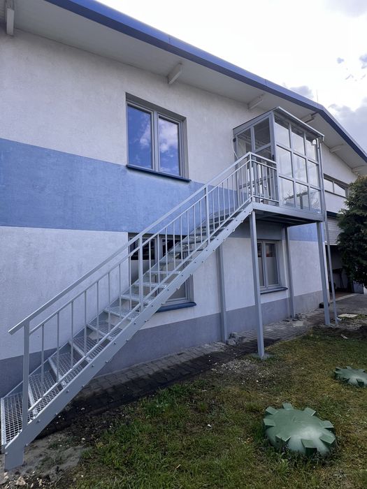 Schody samonośne wejsciowe