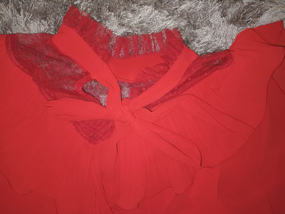 Camisa vermelha com folhos
