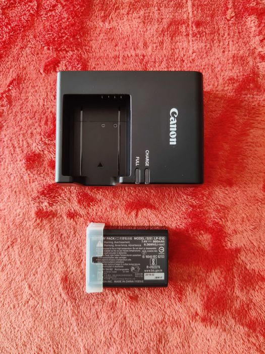 Kit Máquina Fotográfica CANON EOS 2000D + Lente 18-55 mm + Tripé Hama