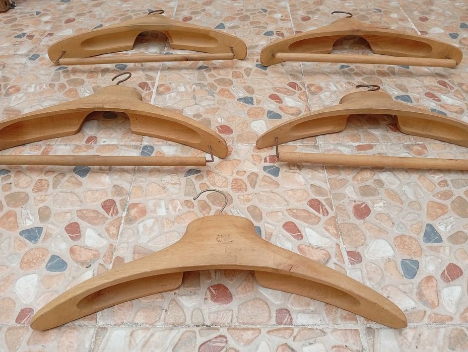 5 Cabides Manequim em Madeira - Preço para os 5 cabides