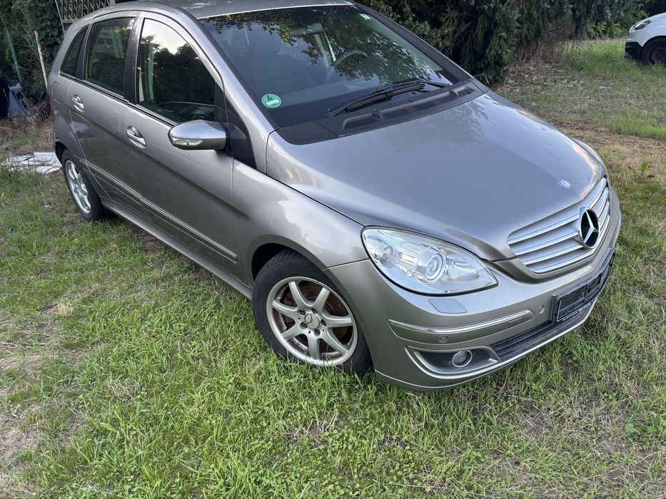 Mercedes bezwypadkowy B200 uszkodzony