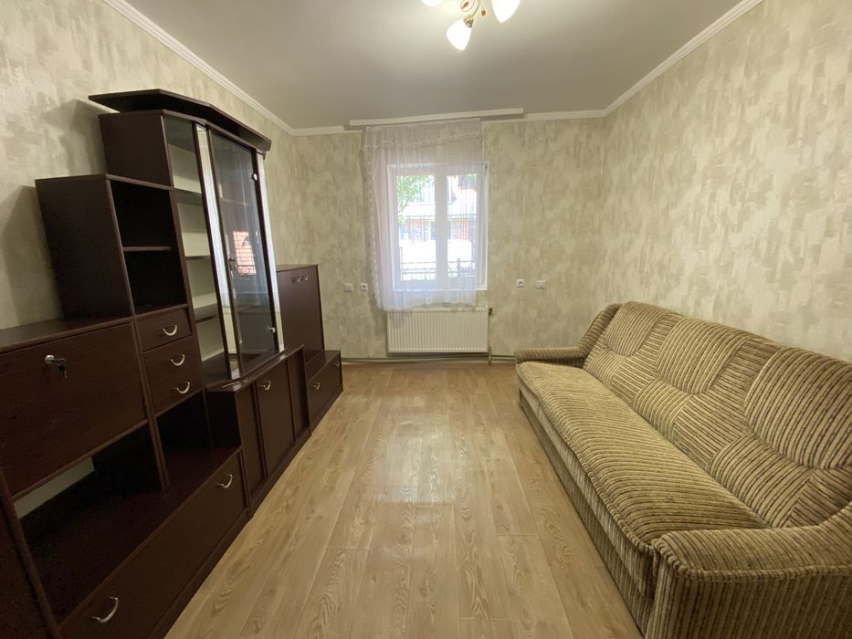 Оренда кімнати в будинку для дівчини, район Дубово