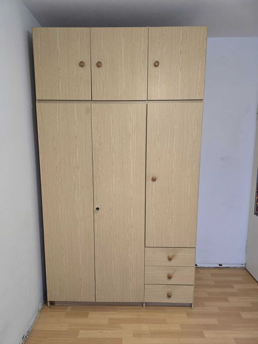 Oddam solidną szafę w dobrym stanie