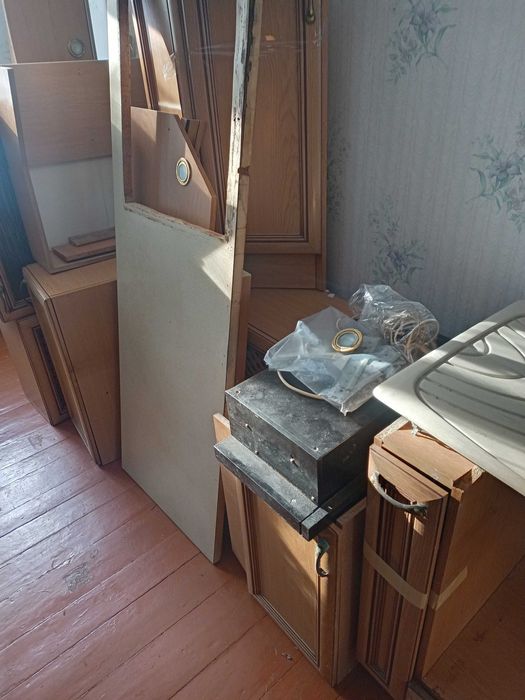 Продам кухню б/в з робочою витяжкою, гранітною мийкою, освітленням