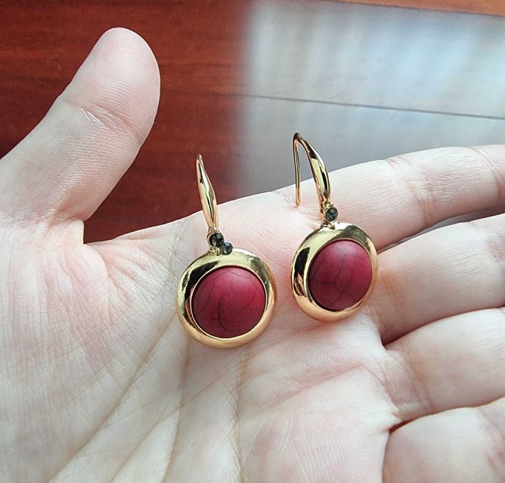 Brincos dourados com padrão bordeaux Parfois - nunca usados