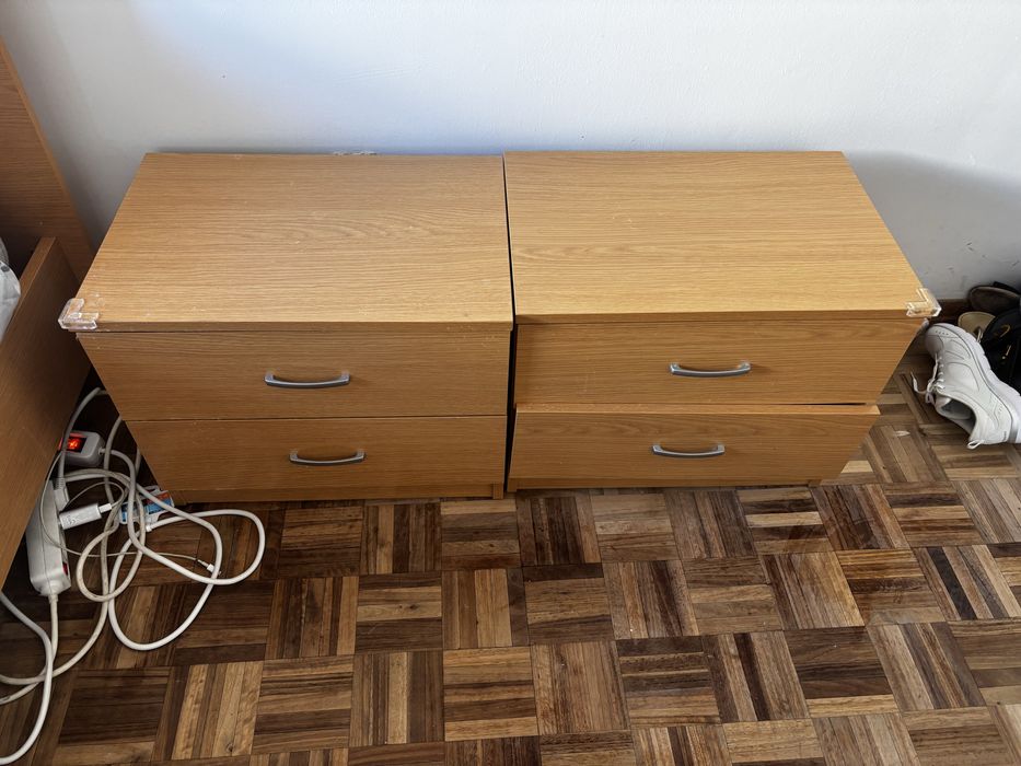 Cama e banca de cabeceira
