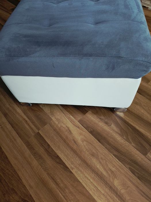 Szary elegancki Podnóżek pufa