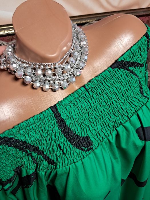 Зеленое платье сукня верх лодочкой.