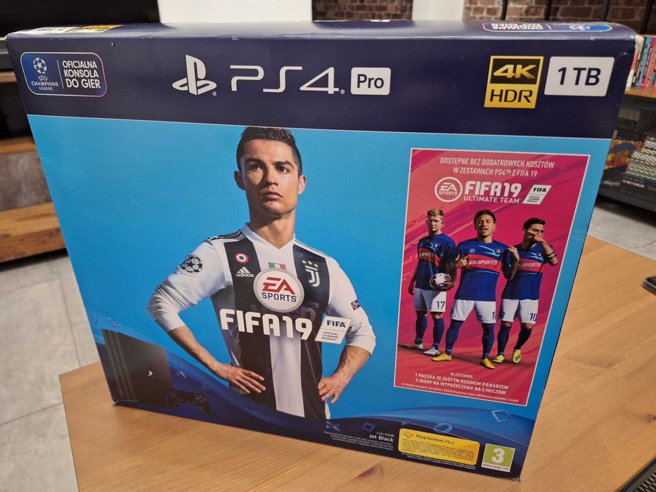Playstation 4 Pro - 1TB - model CUH 7216B + 4 gry.