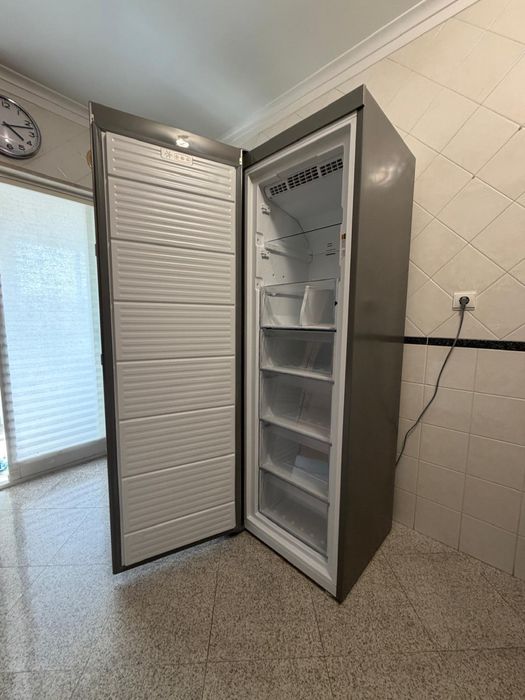 Congelador vertical HotPoint Ariston (259L)