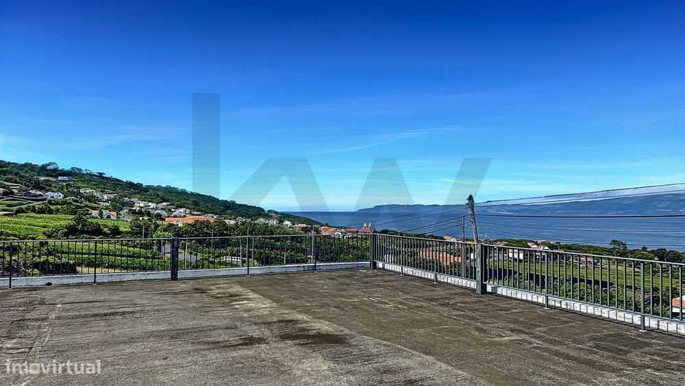 Edifício Comercial com Vista para o Atlântico e Potencial de Expansão