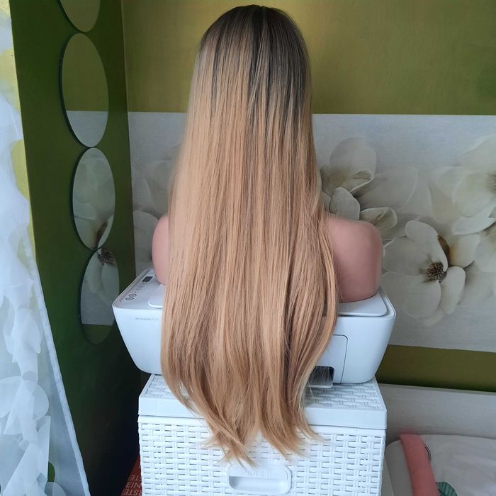 Peruka damska z odrostem.