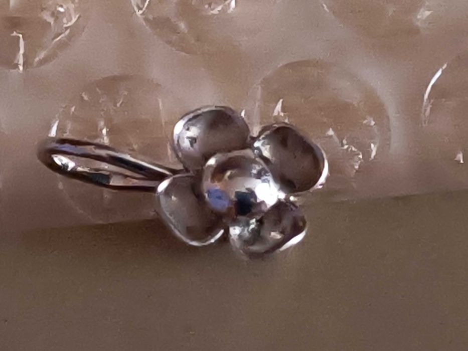 Srebrny kolczyk kwiat jabłoni śliczny wpinka