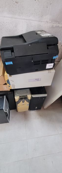 Diversos computadores para peças