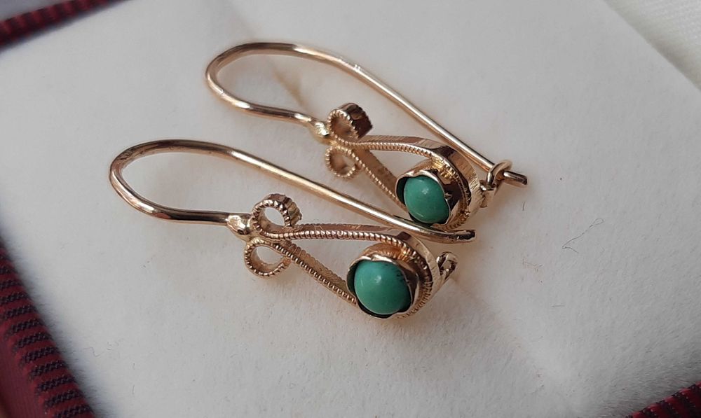 Stare złote kolczyki z naturalnym turkusem.