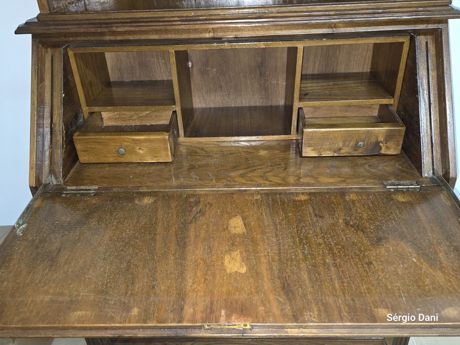 Móvel de madeira / Secretária para livros e para Estudo