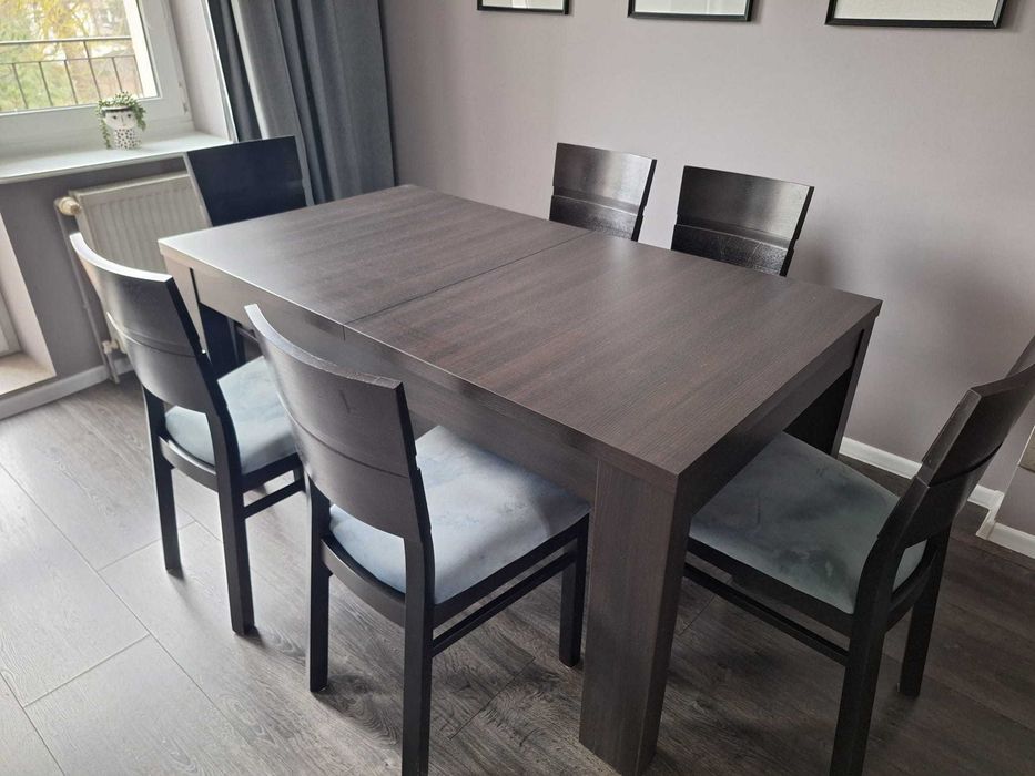 Rozkładany stół z krzesłami