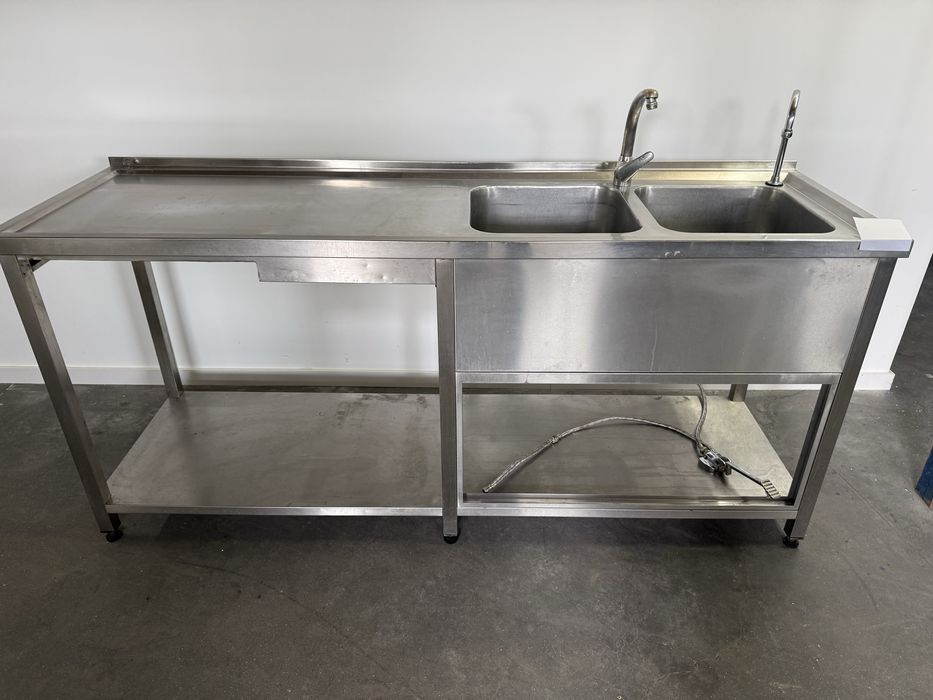 Bancada duas cubas pias com torneiras