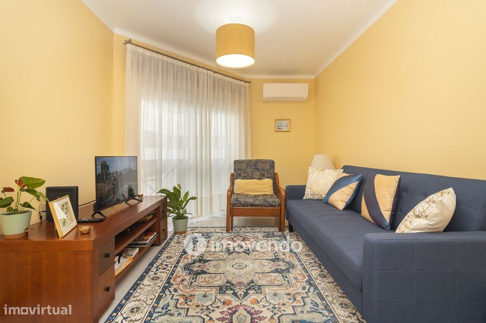 Apartamento T2 com áreas generosas e varanda, em Setúbal