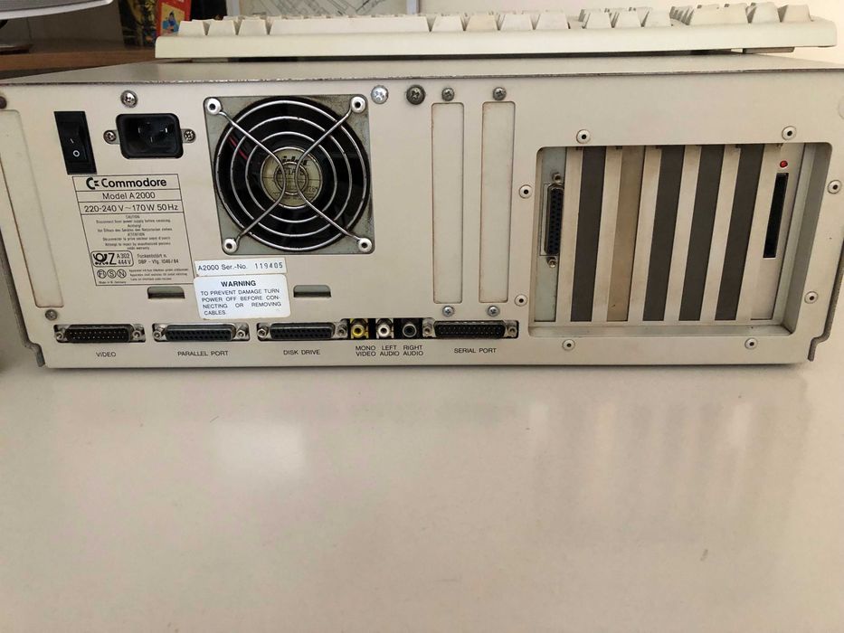 Commodore Amiga 2000 com acessórios.