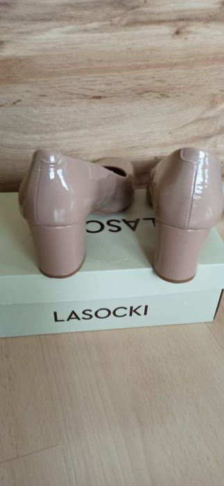 Buty lakierki na obcasie Lasocki. Czółenka