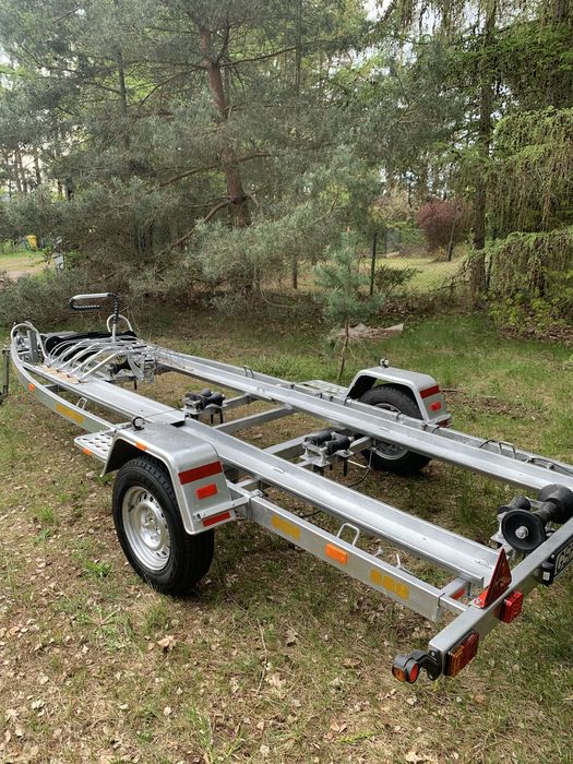 Przyczepa z hamulcem najazdowym podłodziowa lub motocyklowa