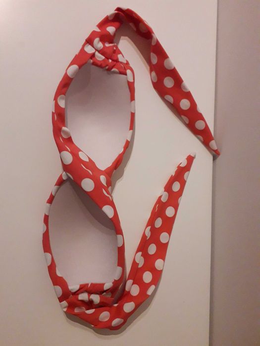 Biquini rosa com bolas brancas